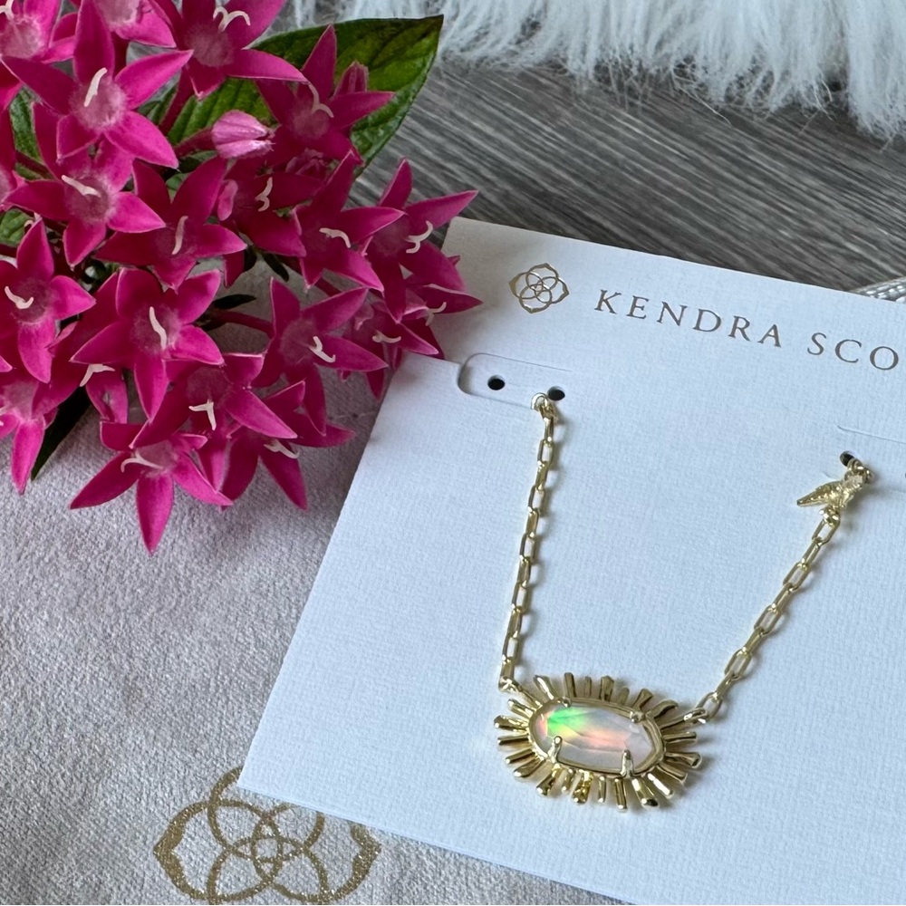 ✨ KENDRA SCOTT Elisa Bird Short Pendant Necklace Gold Opalite Illusion✨